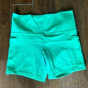 Athleta salutation green biker short with pockets, size medium